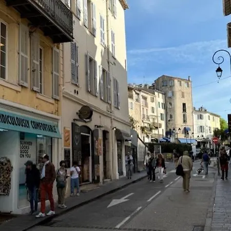 Insolite Dans Le Vieil * 앙티브