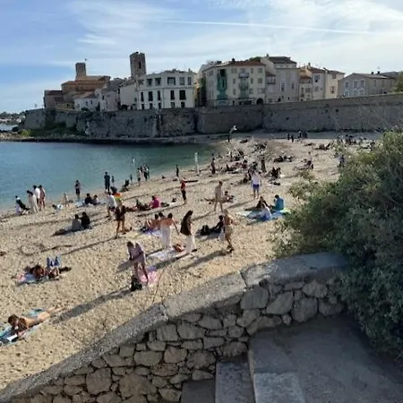 Insolite Dans Le Vieil 앙티브